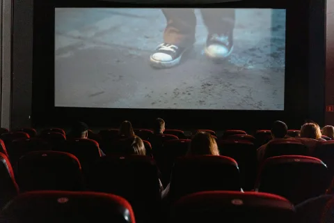 Salle de cinéma vue depuis les fauteuils
