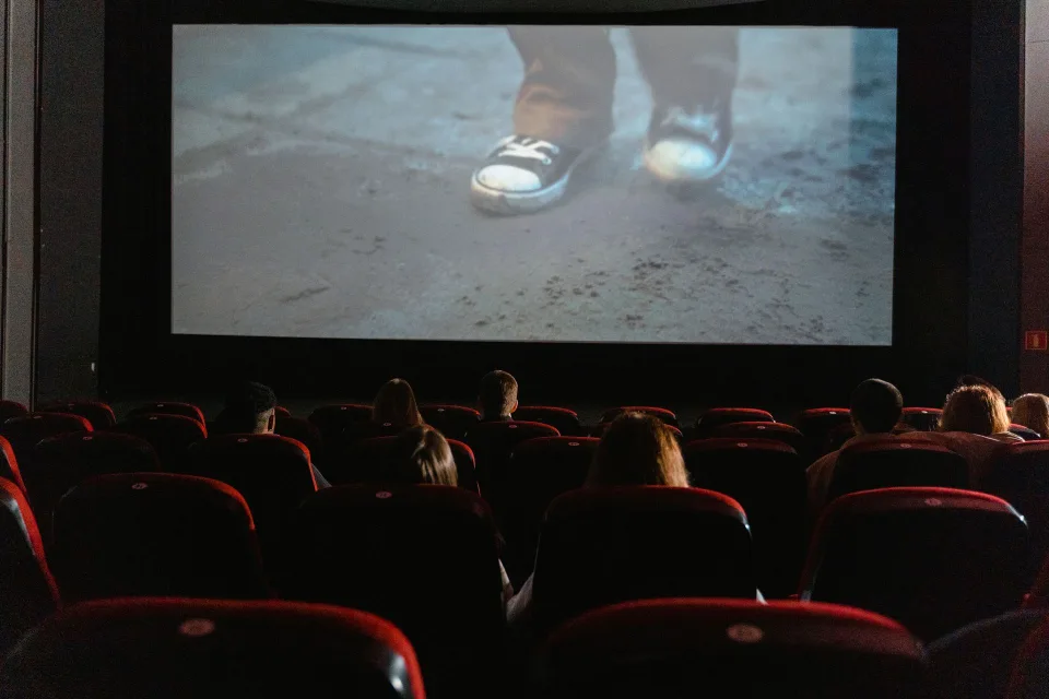 Salle de cinéma vue depuis les fauteuils