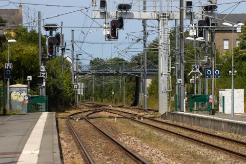Train à quai dans une gare française