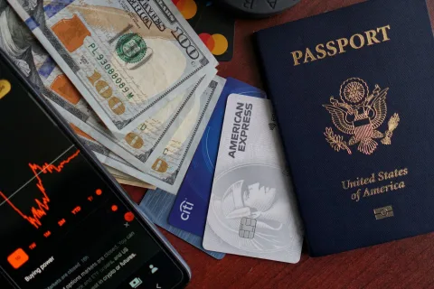Passeport et carte bancaire posés sur une table