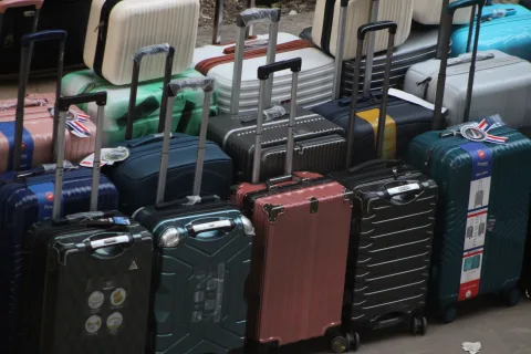 Valise cabine ouverte avec des vêtements pliés