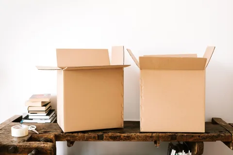 Cartons de tri posés dans une pièce en cours de rangement