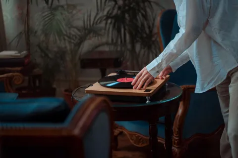 Platine vinyle en train de lire un disque