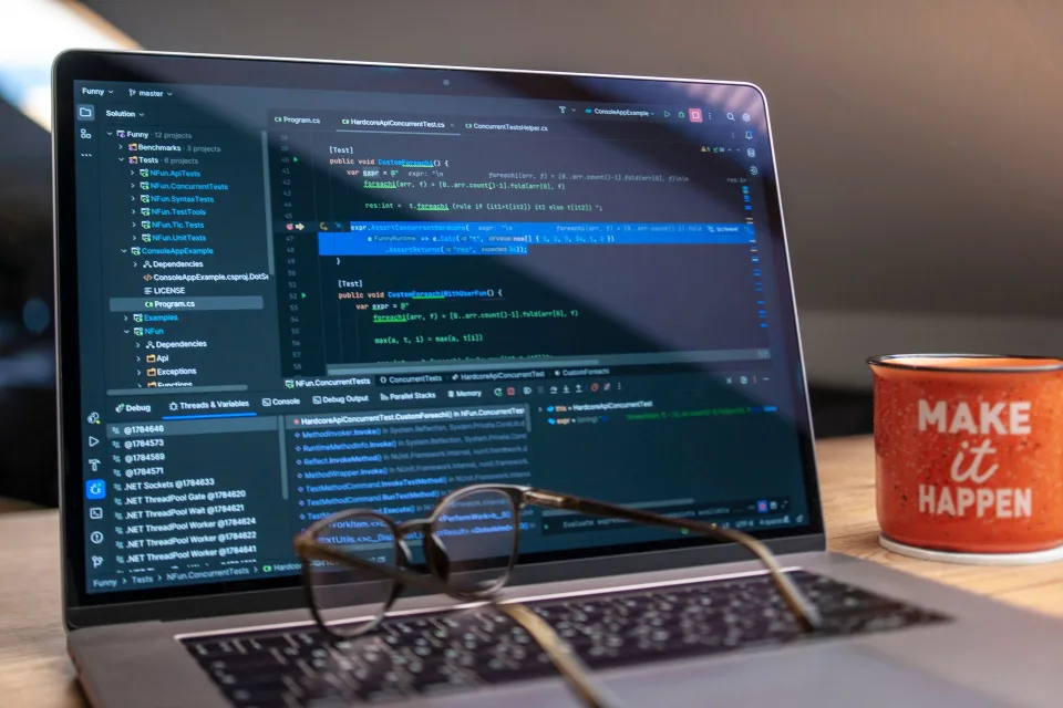 Ordinateur portable affichant plusieurs logiciels ouverts