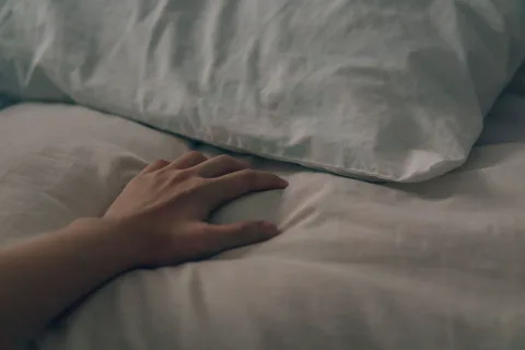 Chambre calme au petit matin, lumière douce sur le lit