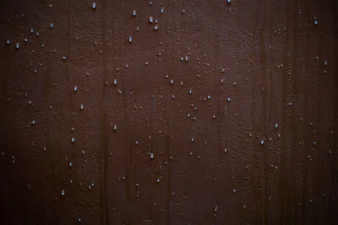 Trace d’humidité dans l’angle d’un mur intérieur
