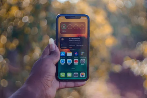Personne consultant les réglages de stockage de son smartphone