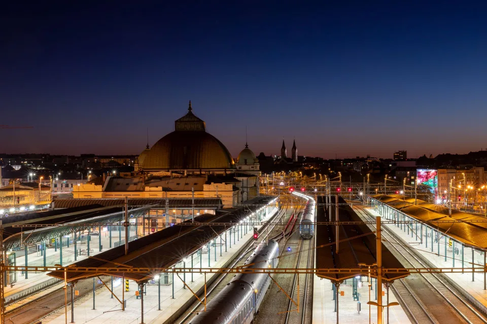 Train de nuit à quai dans une gare européenne