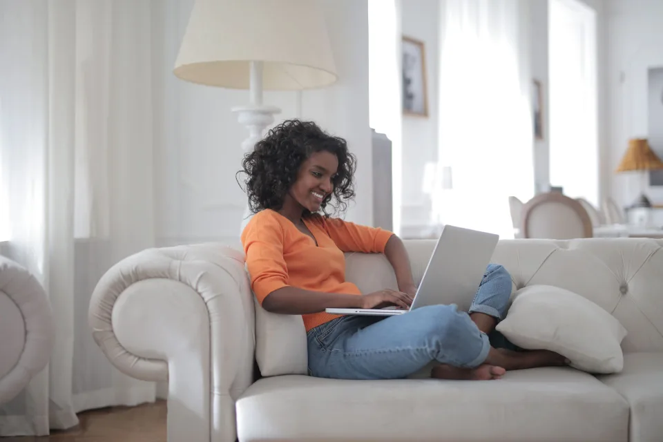 Box internet posée sur un meuble dans un salon