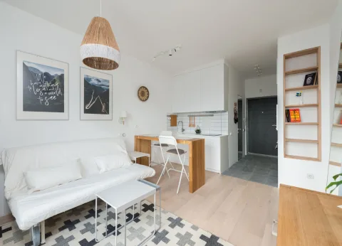 Petit salon aménagé avec un canapé et une table basse