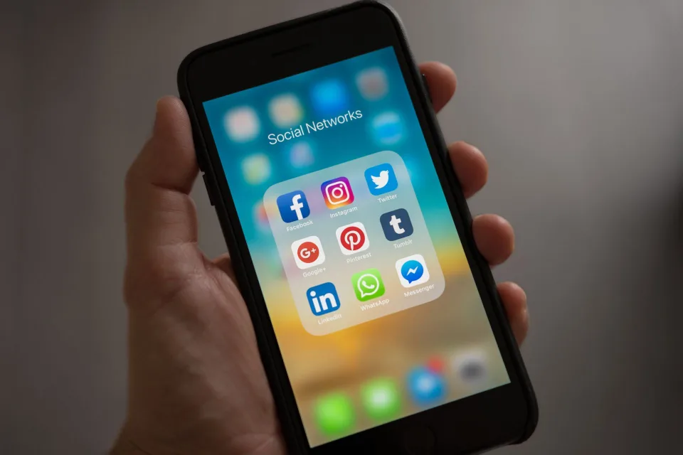 Écran d’accueil d’un smartphone affichant plusieurs applications