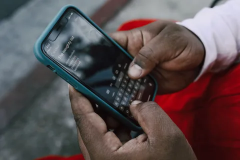 Message frauduleux affiché sur l’écran d’un téléphone