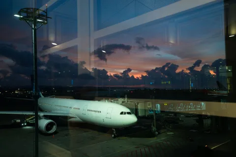 Tableau des départs affiché dans un aéroport