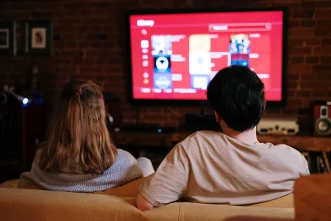 Famille regardant un film ensemble dans un salon
