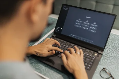 Écran d’ordinateur affichant une conversation avec un assistant d’intelligence artificielle