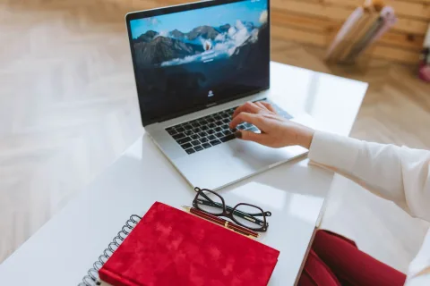 Personne rédigeant une consigne pour un assistant d’intelligence artificielle sur un ordinateur portable