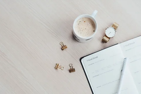 Carnet ouvert sur une liste de priorités du jour