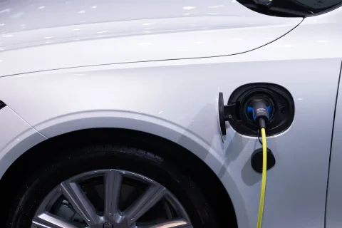 Borne de recharge rapide sur une aire d’autoroute